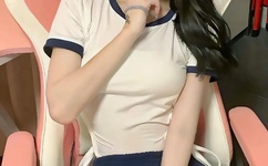 大叔举红酒杯做核酸